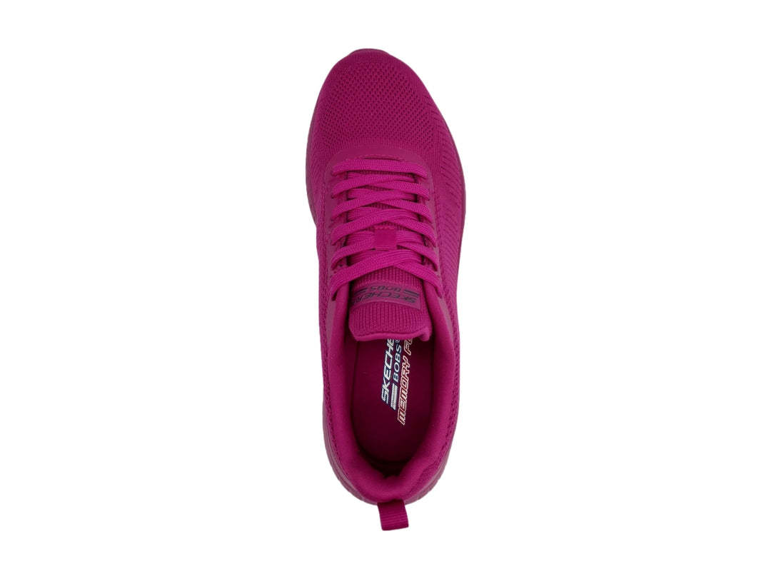 Tenis deportivos Skechers color fucsia con tejido transpirable y suela a juego.