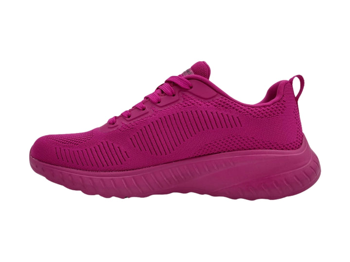 Tenis deportivos Skechers color fucsia con tejido transpirable y suela a juego.