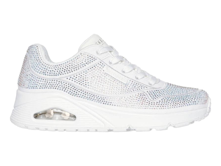 Tenis deportivos Skechers color blanco con detalles de cristales brillantes en toda la superficie y suela blanca.