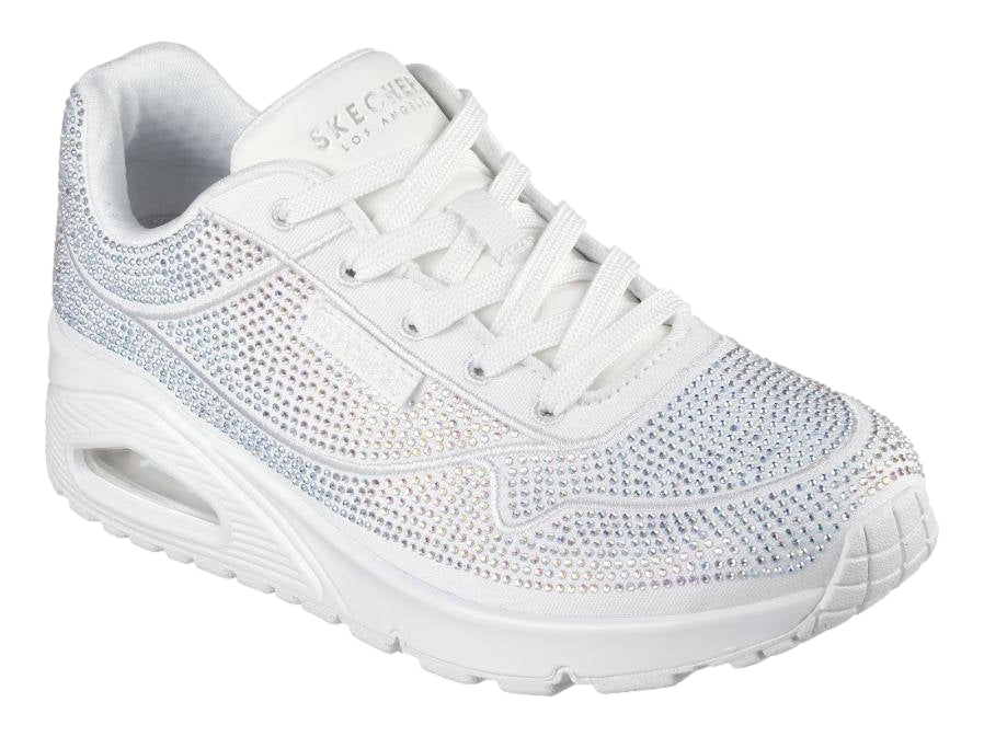 Tenis deportivos Skechers color blanco con detalles de cristales brillantes en toda la superficie y suela blanca.