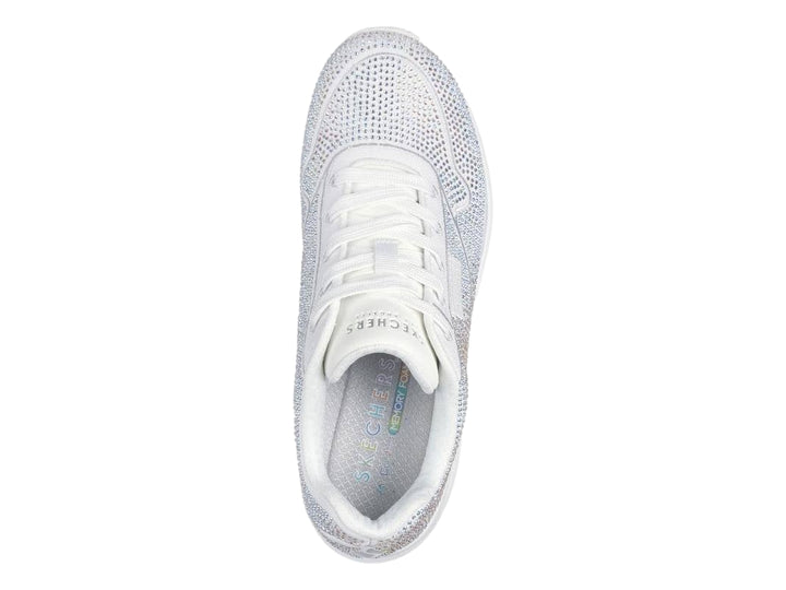 Tenis deportivos Skechers color blanco con detalles de cristales brillantes en toda la superficie y suela blanca.