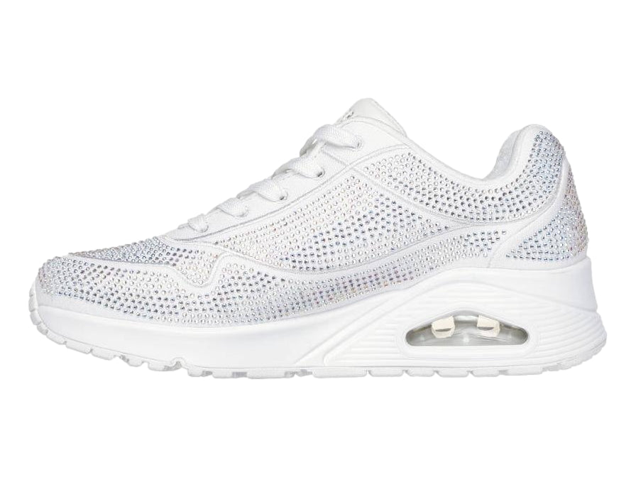 Tenis deportivos Skechers color blanco con detalles de cristales brillantes en toda la superficie y suela blanca.