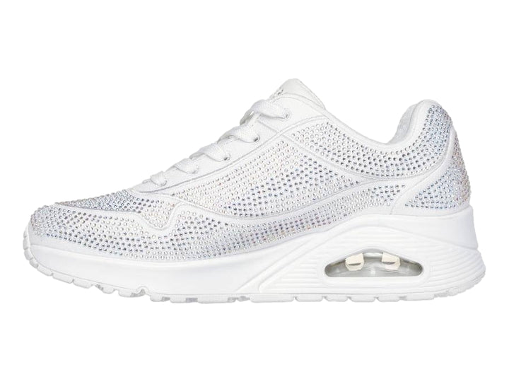 Tenis deportivos Skechers color blanco con detalles de cristales brillantes en toda la superficie y suela blanca.