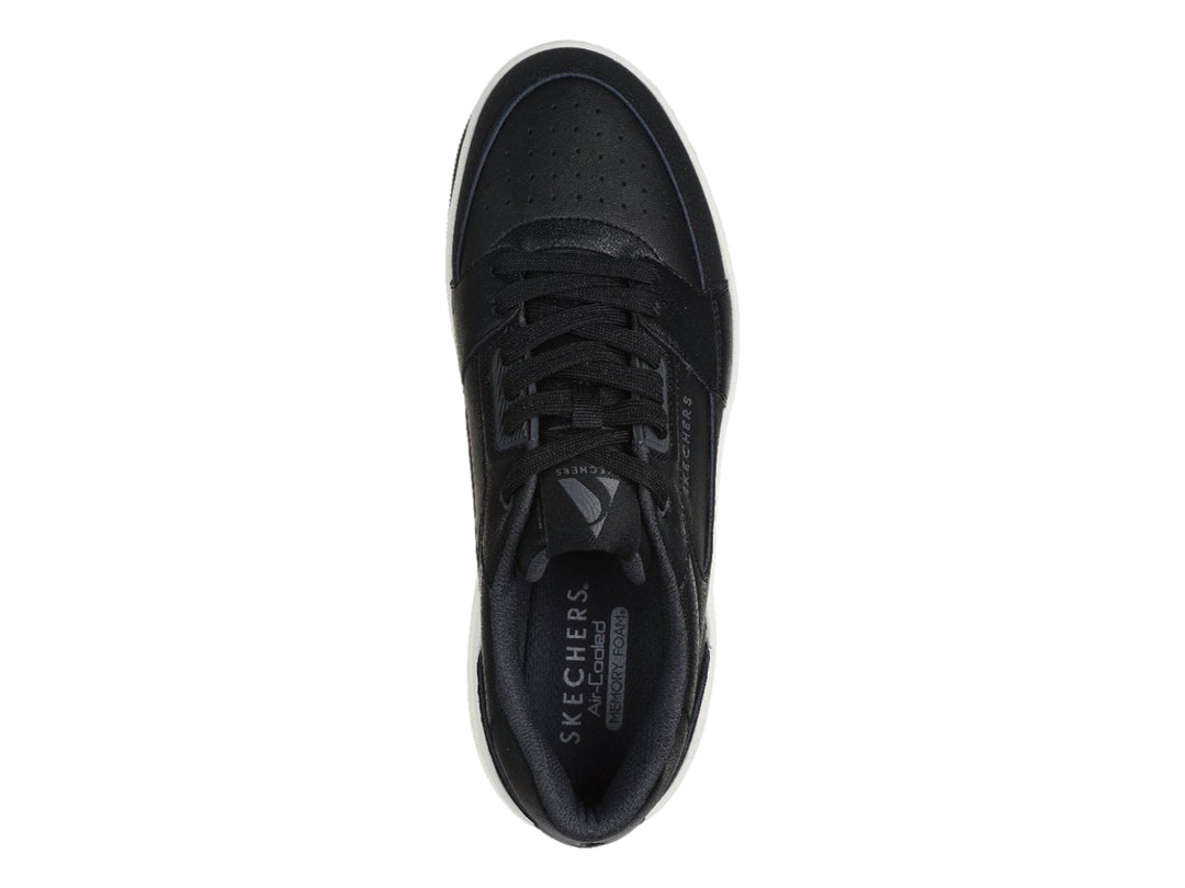 Tenis Skechers color negro con suela blanca gruesa y detalle en turquesa en el talón.