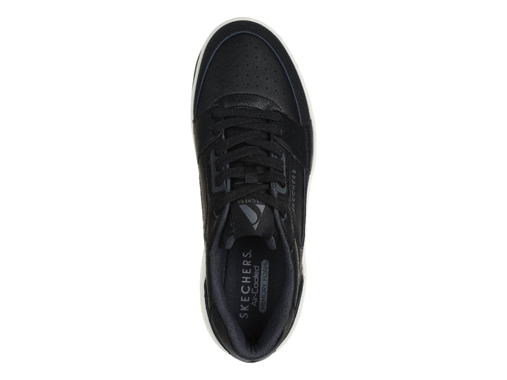 Tenis Skechers color negro con suela blanca gruesa y detalle en turquesa en el talón.