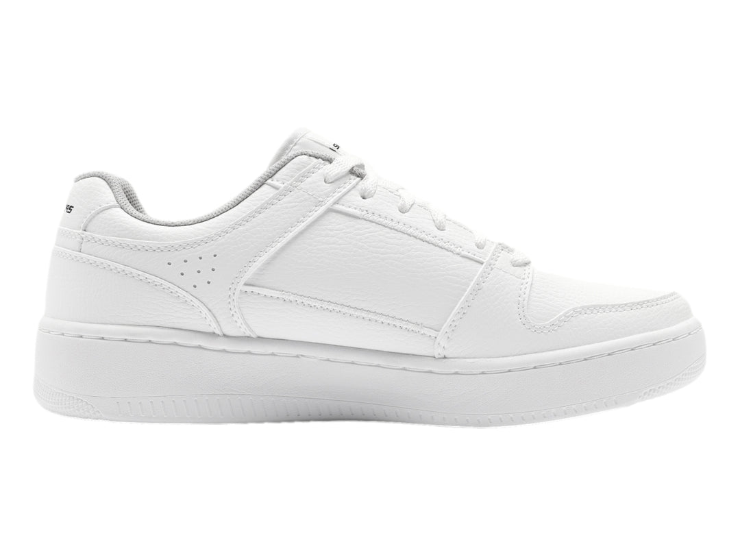 Tenis blancos Skechers Sport Court 92 de corte bajo con cordones y suela plana.