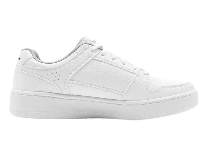 Tenis blancos Skechers Sport Court 92 de corte bajo con cordones y suela plana.
