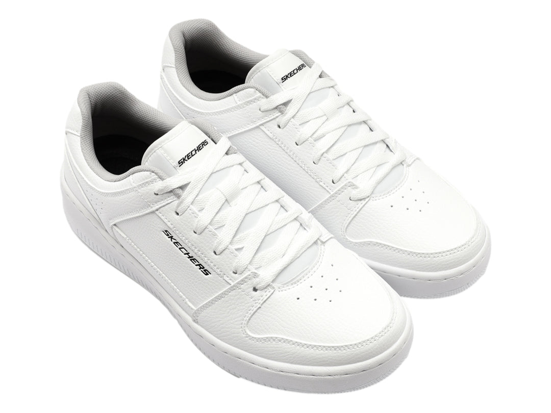 Tenis blancos Skechers Sport Court 92 de corte bajo con cordones y suela plana.