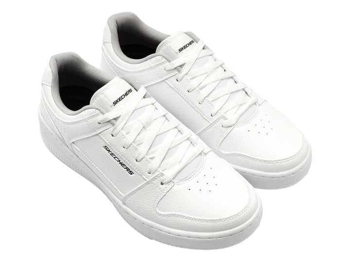 Tenis blancos Skechers Sport Court 92 de corte bajo con cordones y suela plana.