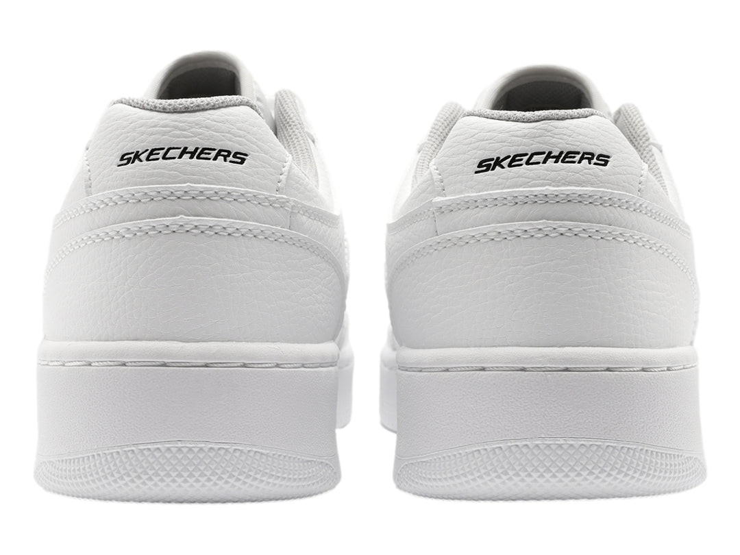 Tenis blancos Skechers Sport Court 92 de corte bajo con cordones y suela plana.