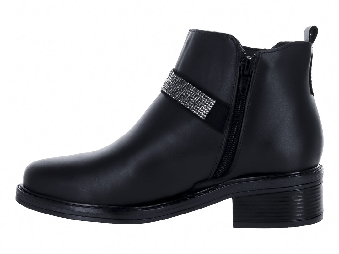 Botín negro de Luna Rosa con detalle de hebilla y correa decorada con brillantes.