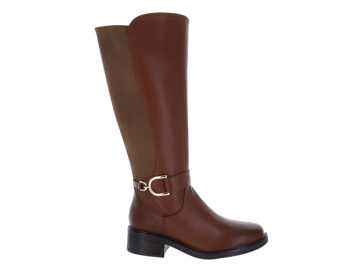 Bota alta color marrón tan con hebilla dorada y panel posterior en gamuza.