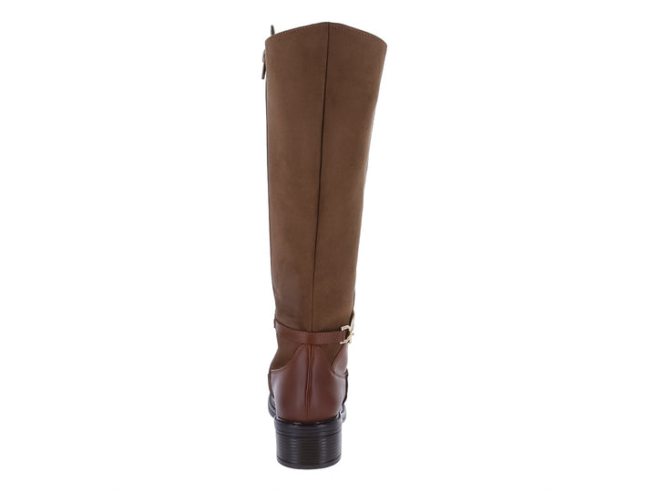 Bota alta color marrón tan con hebilla dorada y panel posterior en gamuza.