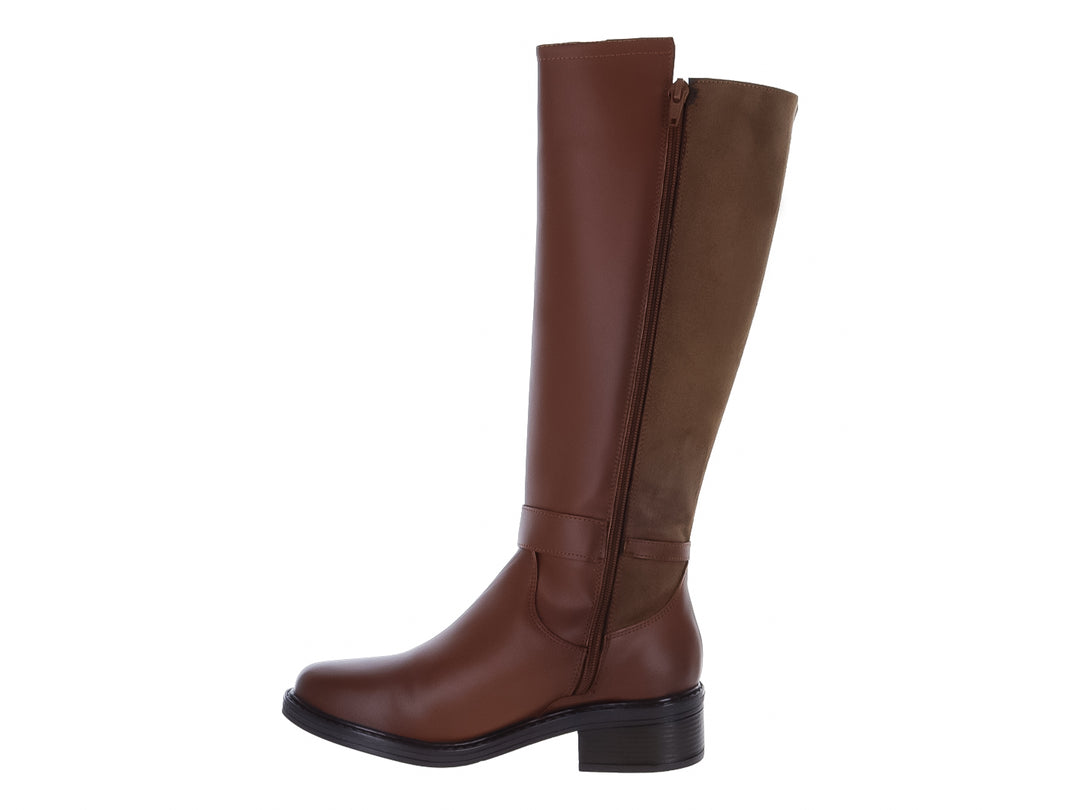 Bota alta color marrón tan con hebilla dorada y panel posterior en gamuza.