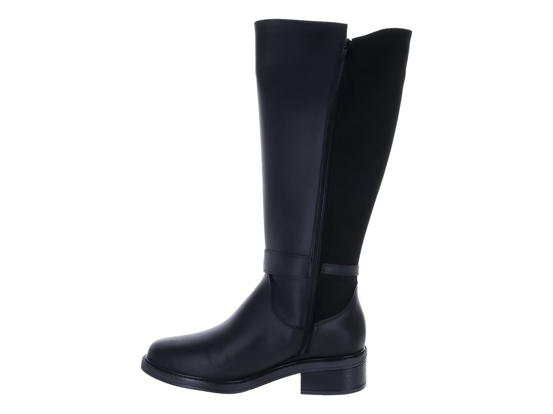Par de botas negras de caña alta con detalle de hebilla dorada en el tobillo y tacón bajo.