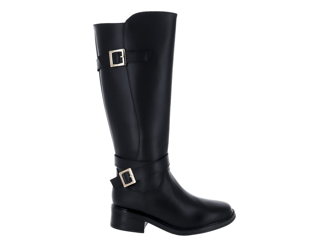 Botas altas negras con dos hebillas doradas decorativas y tacón bajo.