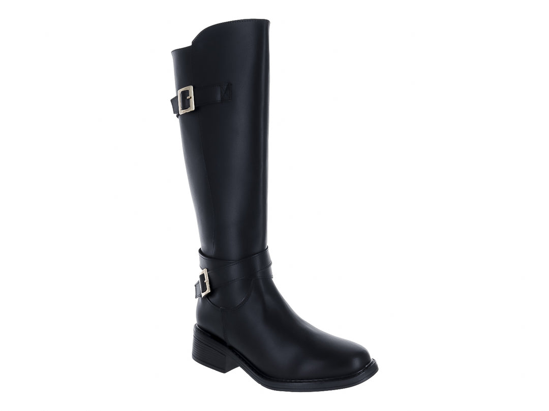 Botas altas negras con dos hebillas doradas decorativas y tacón bajo.