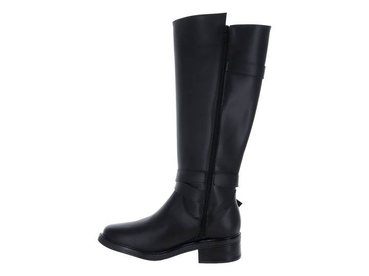 Botas altas negras con dos hebillas doradas decorativas y tacón bajo.