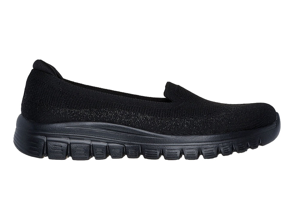 Zapato deportivo SKECHERS color negro, estilo slip-on con tejido transpirable y suela gruesa.