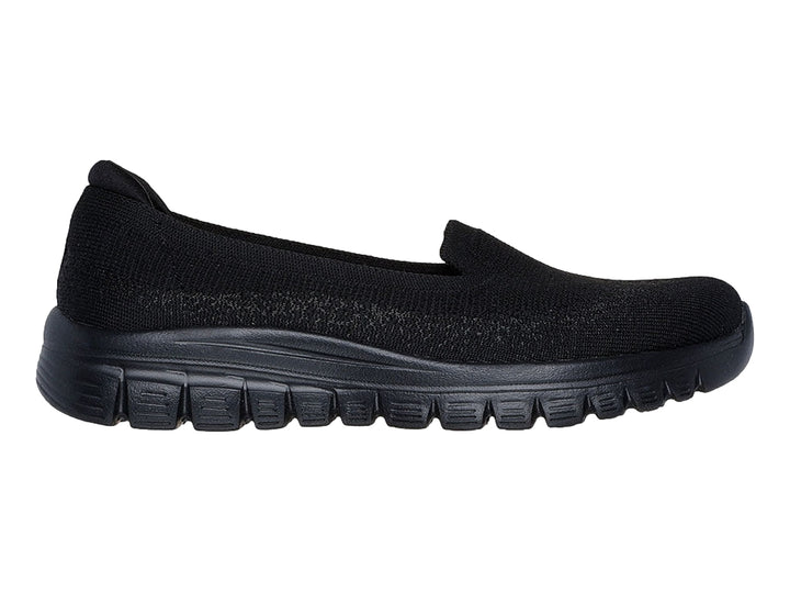 Zapato deportivo SKECHERS color negro, estilo slip-on con tejido transpirable y suela gruesa.