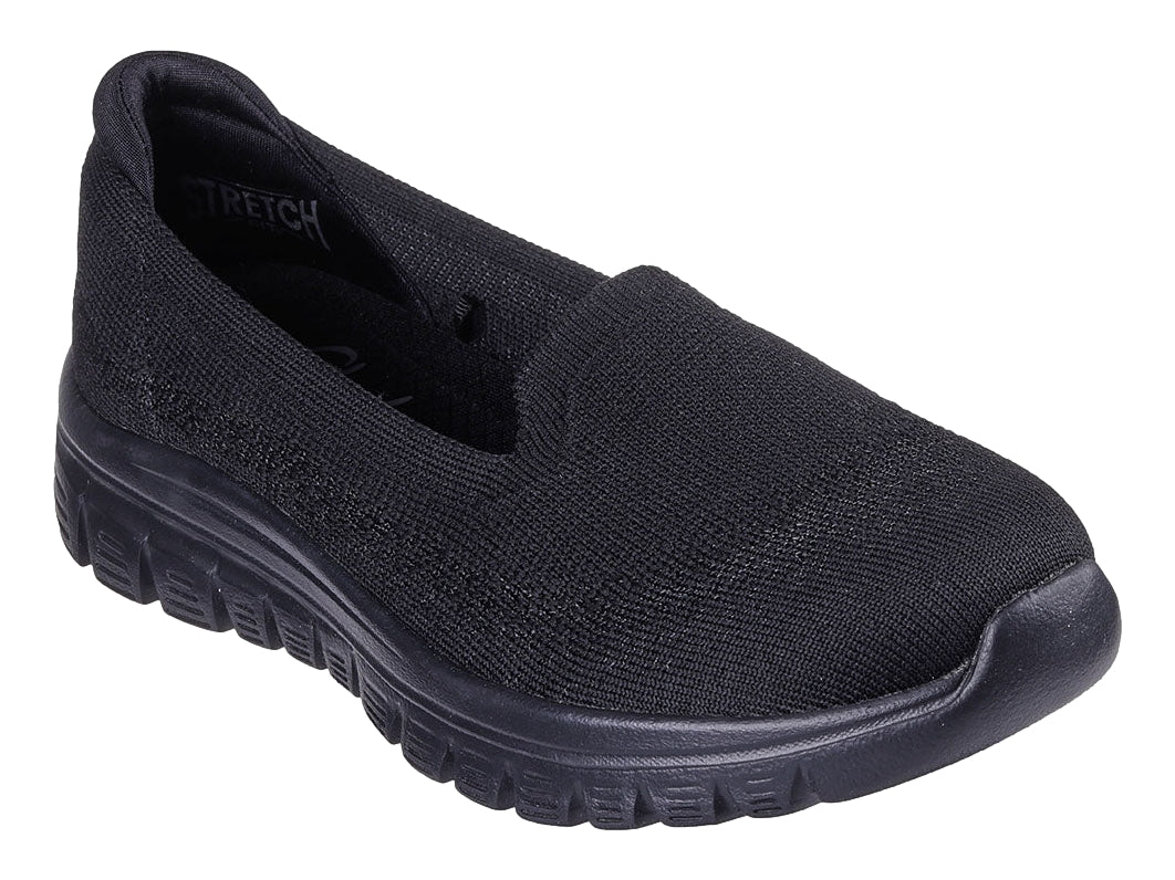Zapato deportivo SKECHERS color negro, estilo slip-on con tejido transpirable y suela gruesa.