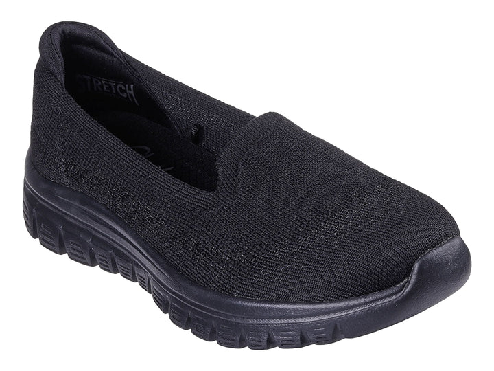 Zapato deportivo SKECHERS color negro, estilo slip-on con tejido transpirable y suela gruesa.