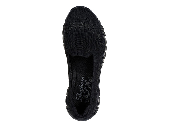 Zapato deportivo SKECHERS color negro, estilo slip-on con tejido transpirable y suela gruesa.