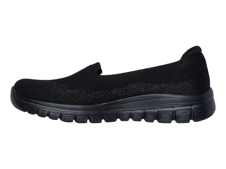 Zapato deportivo SKECHERS color negro, estilo slip-on con tejido transpirable y suela gruesa.