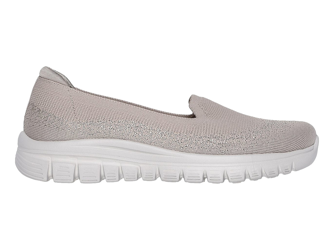 Zapato SKECHERS Graceful color beige con suela blanca y diseño slip-on de tela tejida.