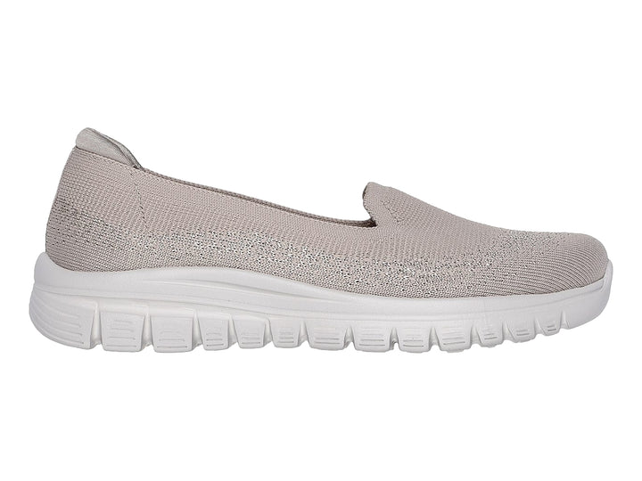 Zapato SKECHERS Graceful color beige con suela blanca y diseño slip-on de tela tejida.