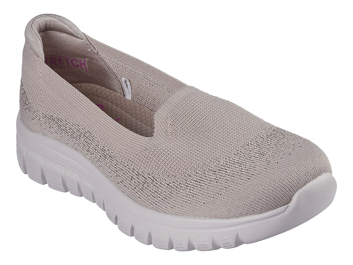 Zapato SKECHERS Graceful color beige con suela blanca y diseño slip-on de tela tejida.