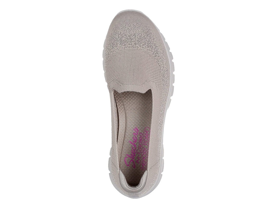 Zapato SKECHERS Graceful color beige con suela blanca y diseño slip-on de tela tejida.
