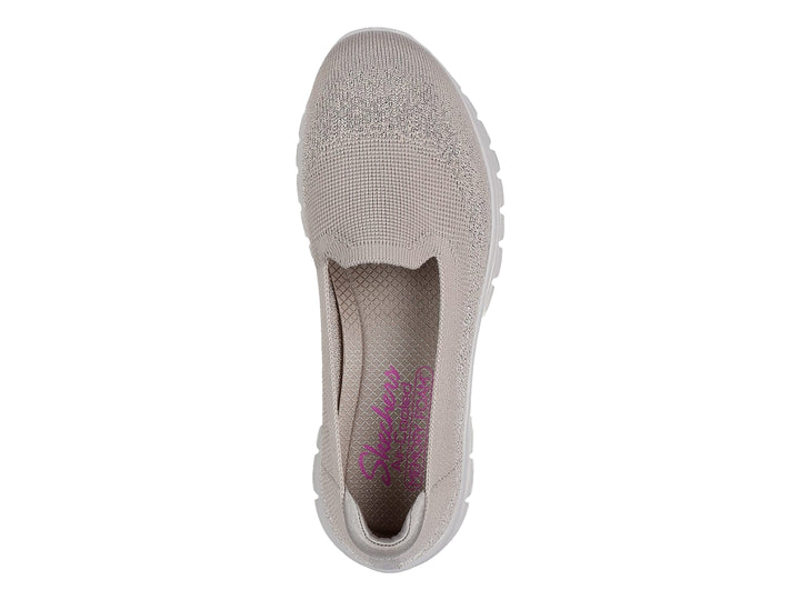 Zapato SKECHERS Graceful color beige con suela blanca y diseño slip-on de tela tejida.