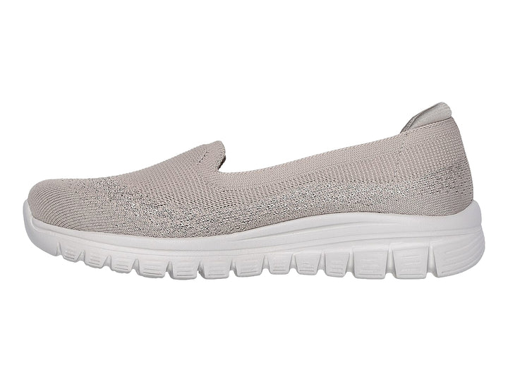 Zapato SKECHERS Graceful color beige con suela blanca y diseño slip-on de tela tejida.
