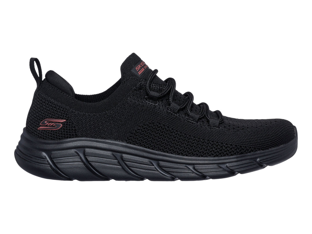 Zapato deportivo Skechers color negro con tejido transpirable y suela flexible.