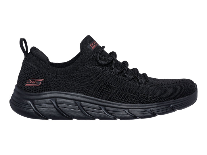 Zapato deportivo Skechers color negro con tejido transpirable y suela flexible.