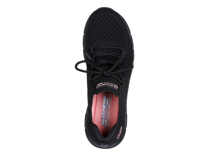 Zapato deportivo Skechers color negro con tejido transpirable y suela flexible.