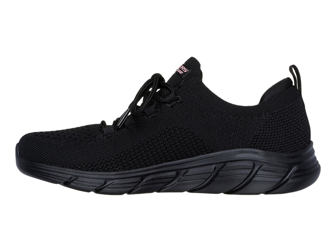Zapato deportivo Skechers color negro con tejido transpirable y suela flexible.
