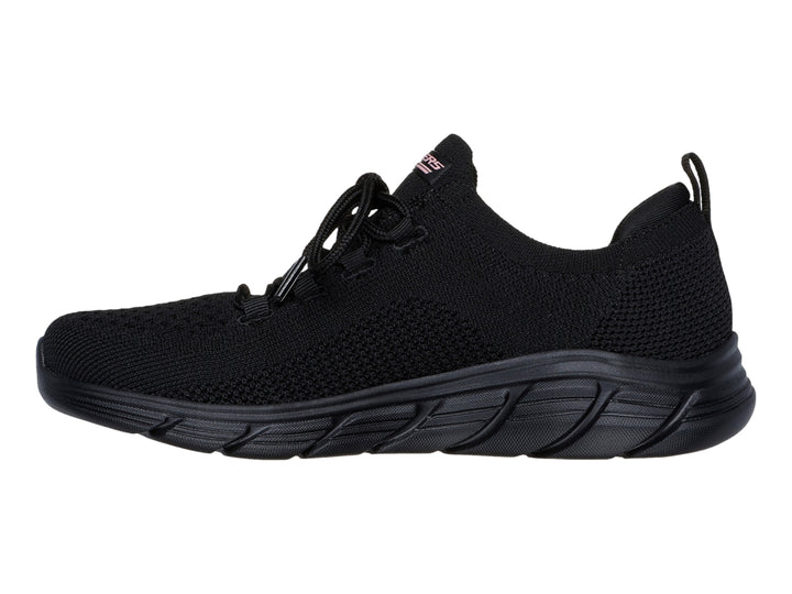 Zapato deportivo Skechers color negro con tejido transpirable y suela flexible.