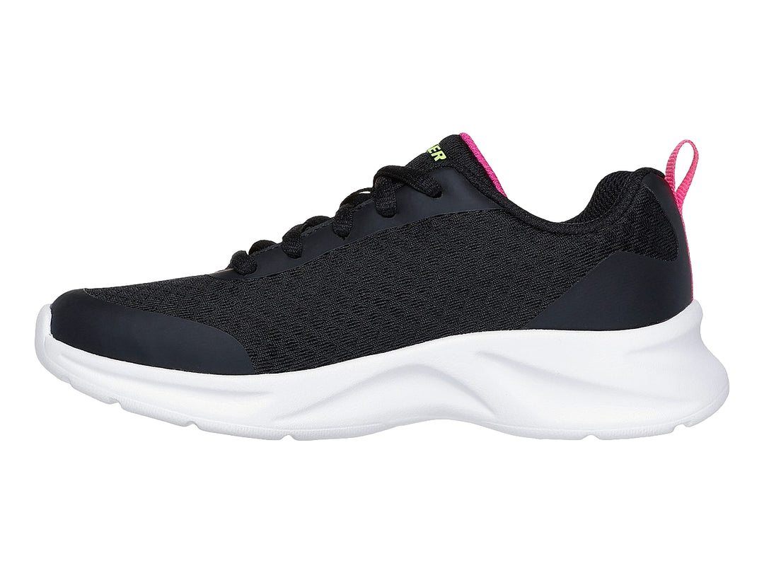 Tenis deportivos Skechers color negro con suela blanca y detalles en fucsia y amarillo.