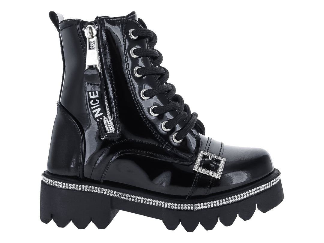 Bota de charol negro para mujer con plataforma decorada con cristales, agujetas y cierre lateral.