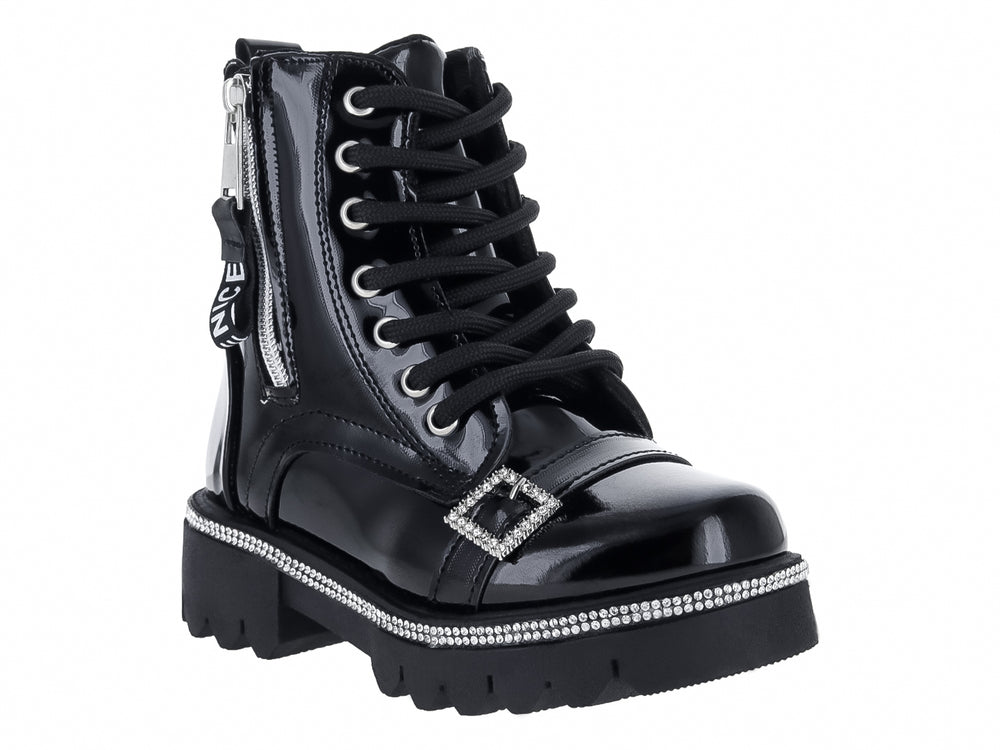 Bota de charol negro para mujer con plataforma decorada con cristales, agujetas y cierre lateral.