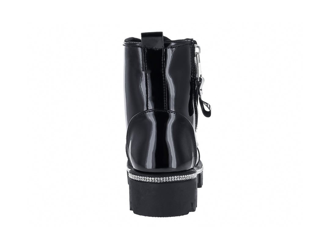 Bota de charol negro para mujer con plataforma decorada con cristales, agujetas y cierre lateral.