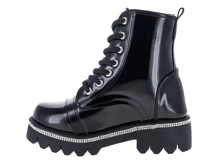 Bota de charol negro para mujer con plataforma decorada con cristales, agujetas y cierre lateral.
