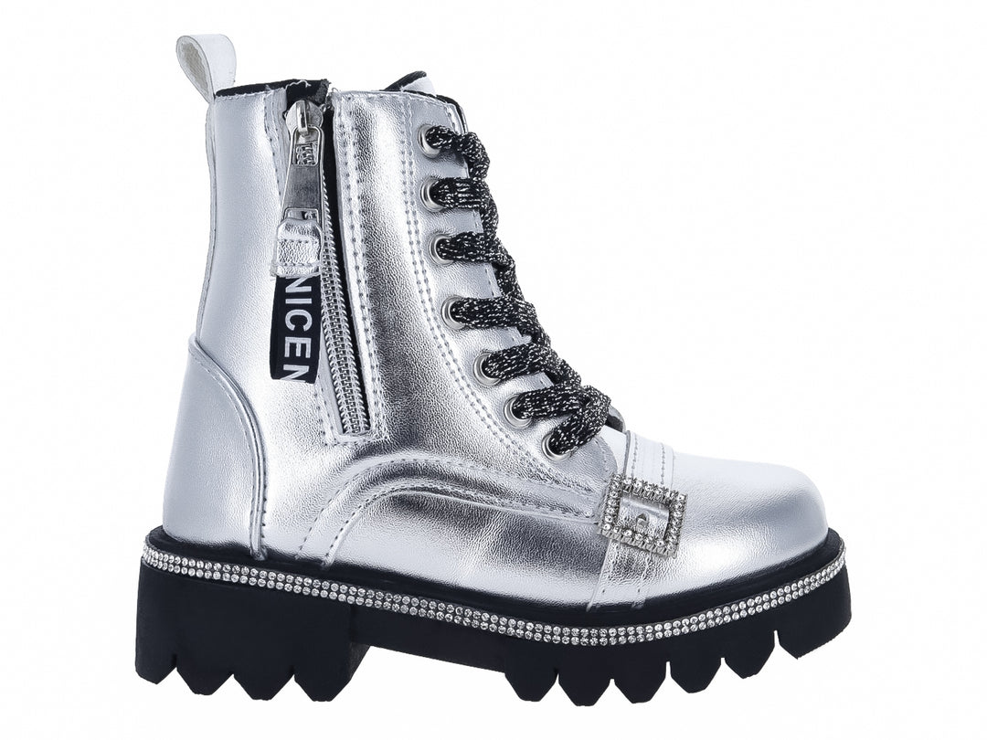 Bota Miroslava 1913 en color plata metálico con plataforma negra, detalles de brillos y cierre lateral.