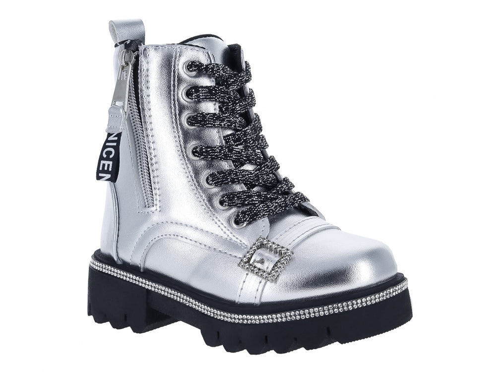 Bota Miroslava 1913 en color plata metálico con plataforma negra, detalles de brillos y cierre lateral.