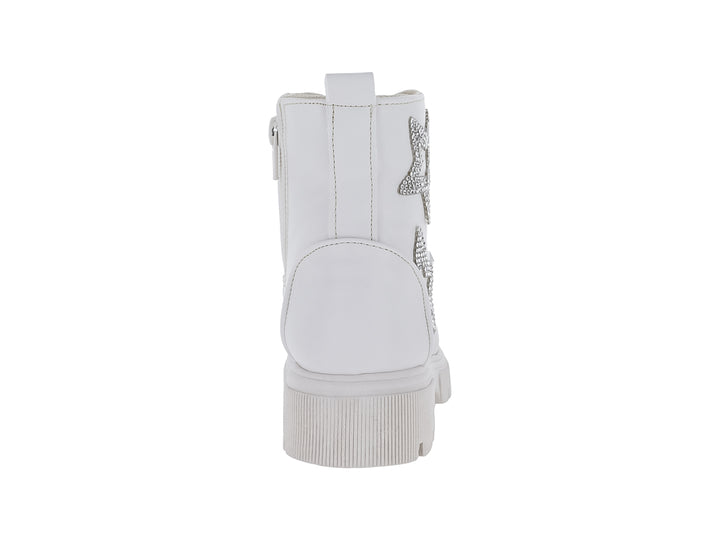 Bota blanca con suela track y decoraciones de estrellas brillantes en color plata.