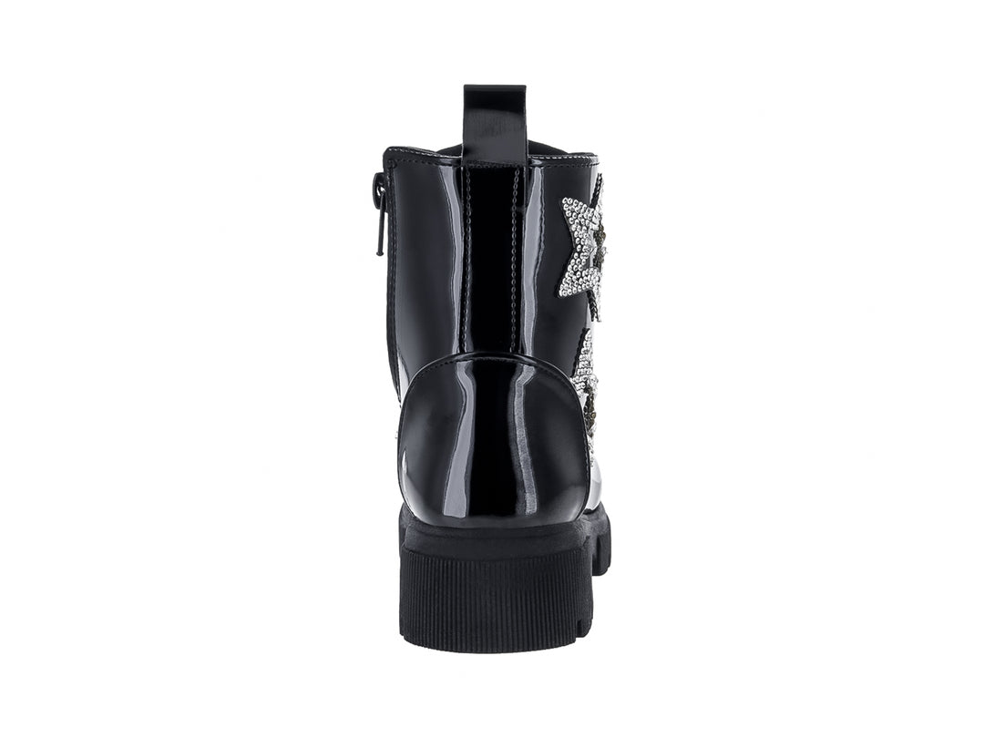 Bota de charol negro con plataforma y detalles de estrellas plateadas brillantes.