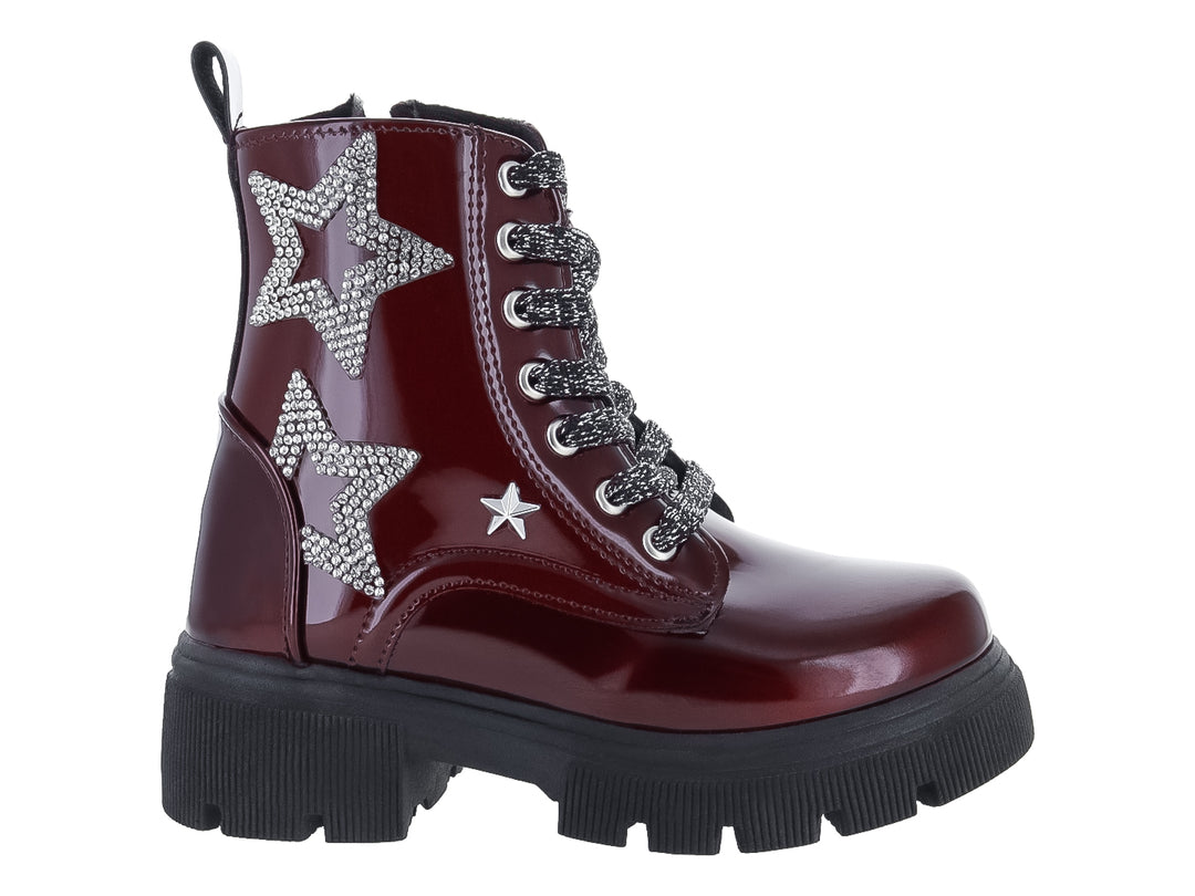 Bota color vino brillante con suela track negra y adornos de estrellas plateadas.