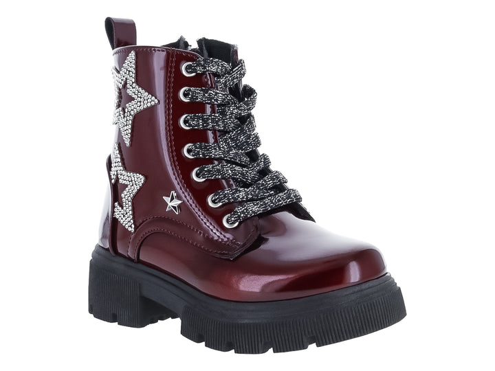 Bota color vino brillante con suela track negra y adornos de estrellas plateadas.